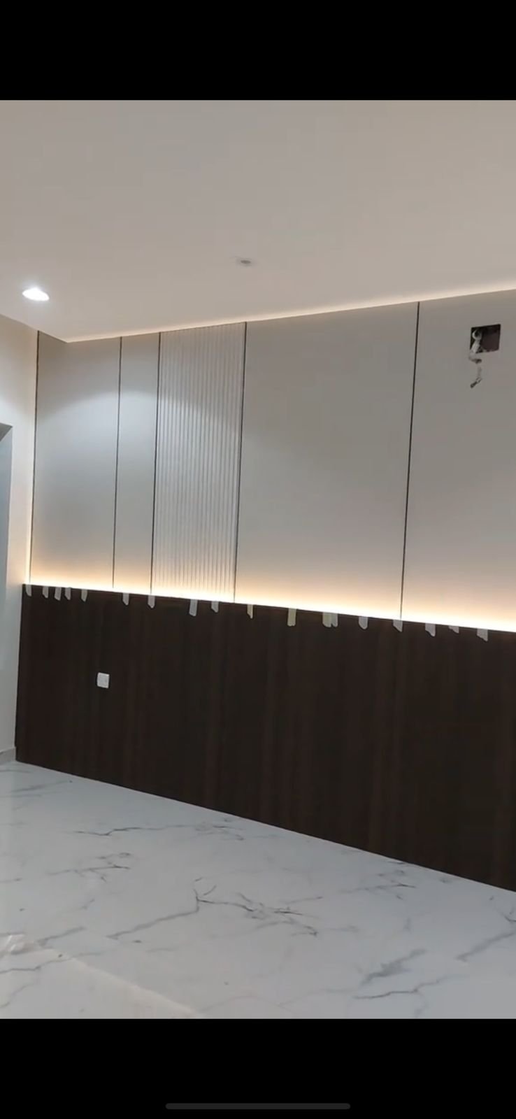 خلفية سرير ذهبي كلاسيك مع مرايا فاخرة كبيرة